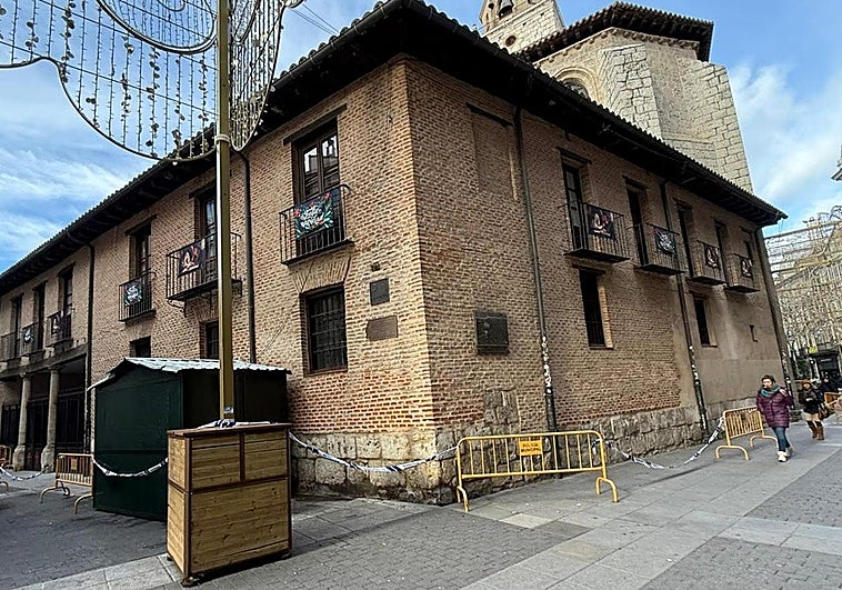 Acordonan la iglesia de Santiago por la caída de cascotes de la cornisa